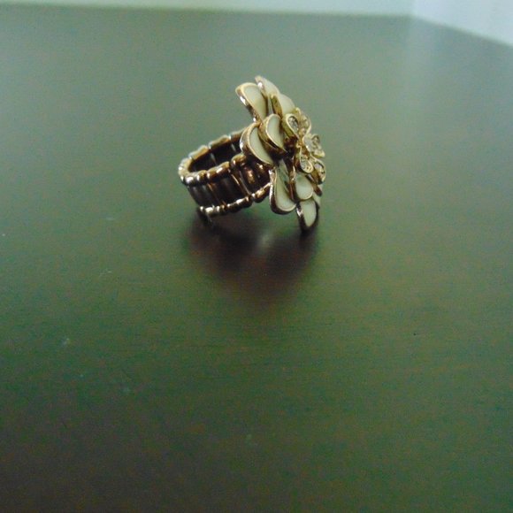 Costume jewelry-flower ring - Picture 7 of 10